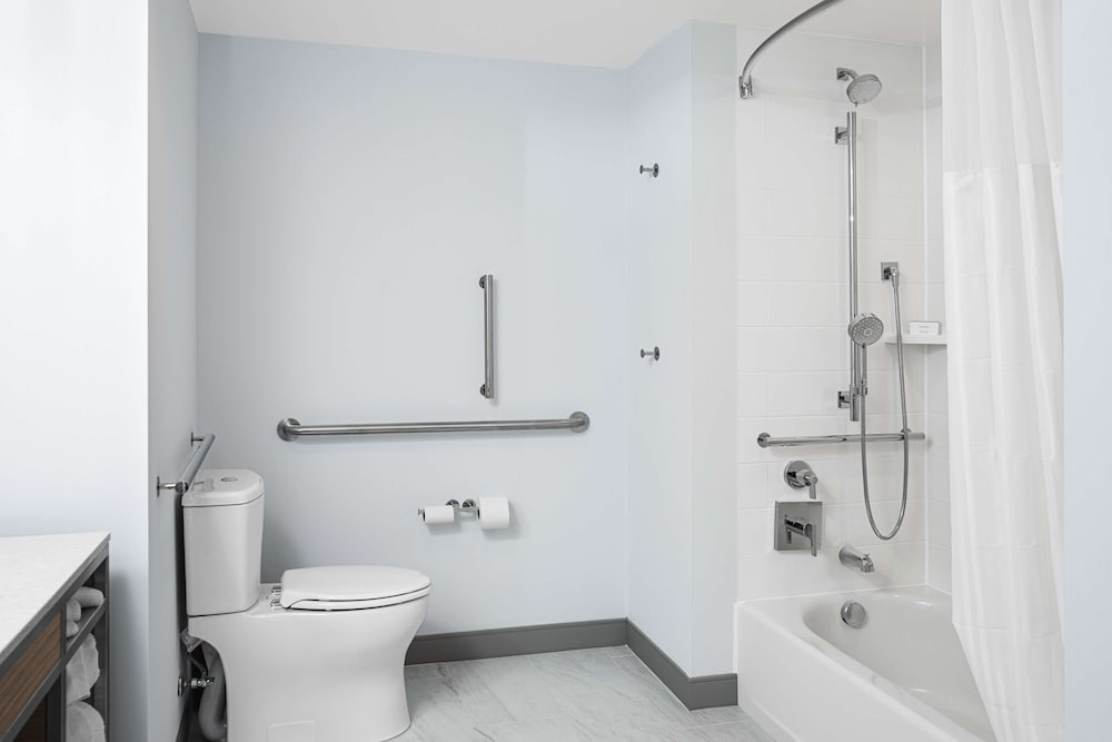 Room, 2 Queen Beds, Accessible, Bathtub - Photo 4