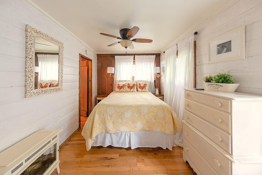 Cottage, 1 Bedroom, 1 Queen Bed with Sofabed, Kitchen, Fireplace (Wisteria)