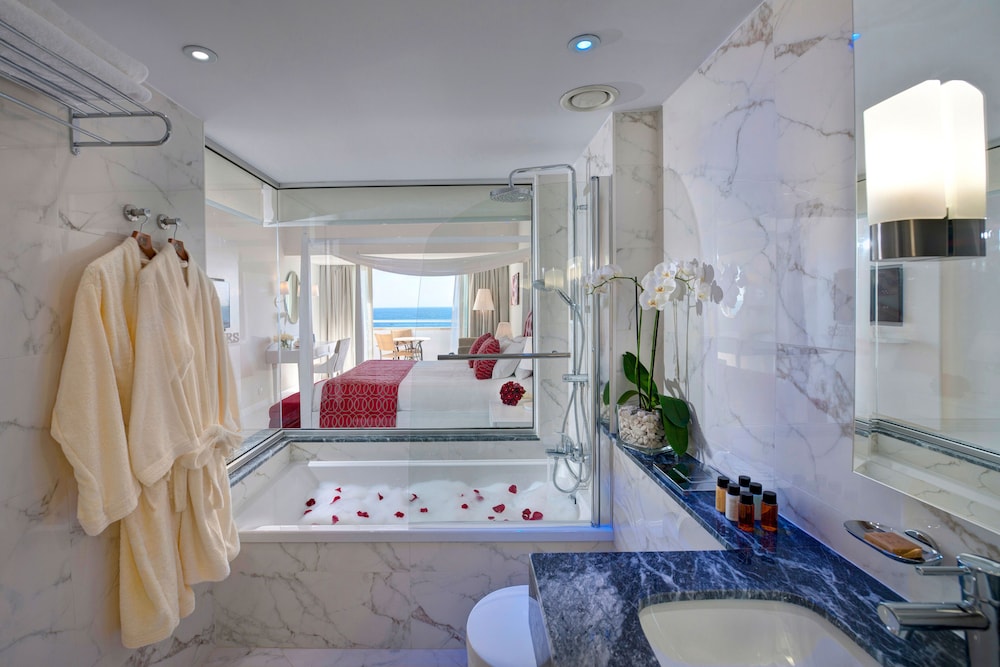 Honeymoon Studio Suite photo 3