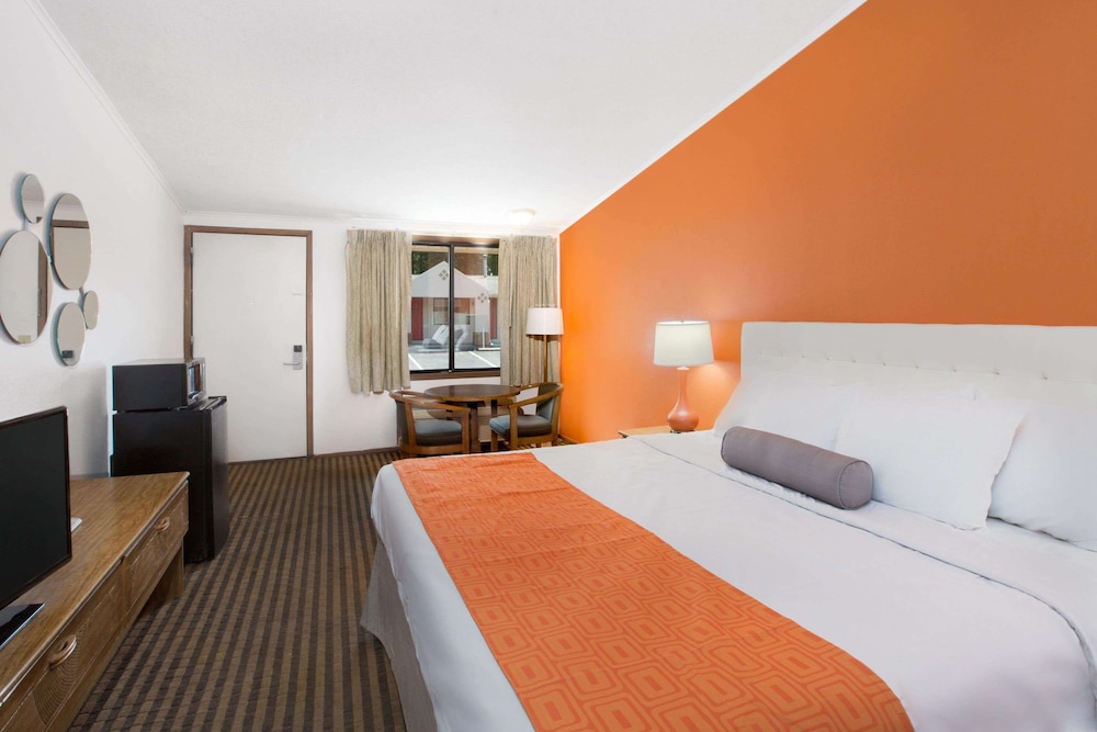 Standard Room, 1 King Bed - Photo 5