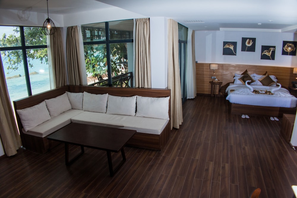 Suite, 1 Double Bed, Sea View photo 3