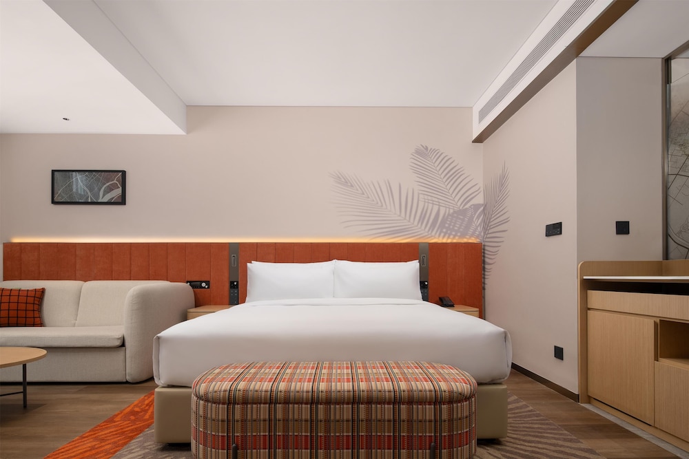 Deluxe Room, 1 King Bed (W/Sb) photo 1