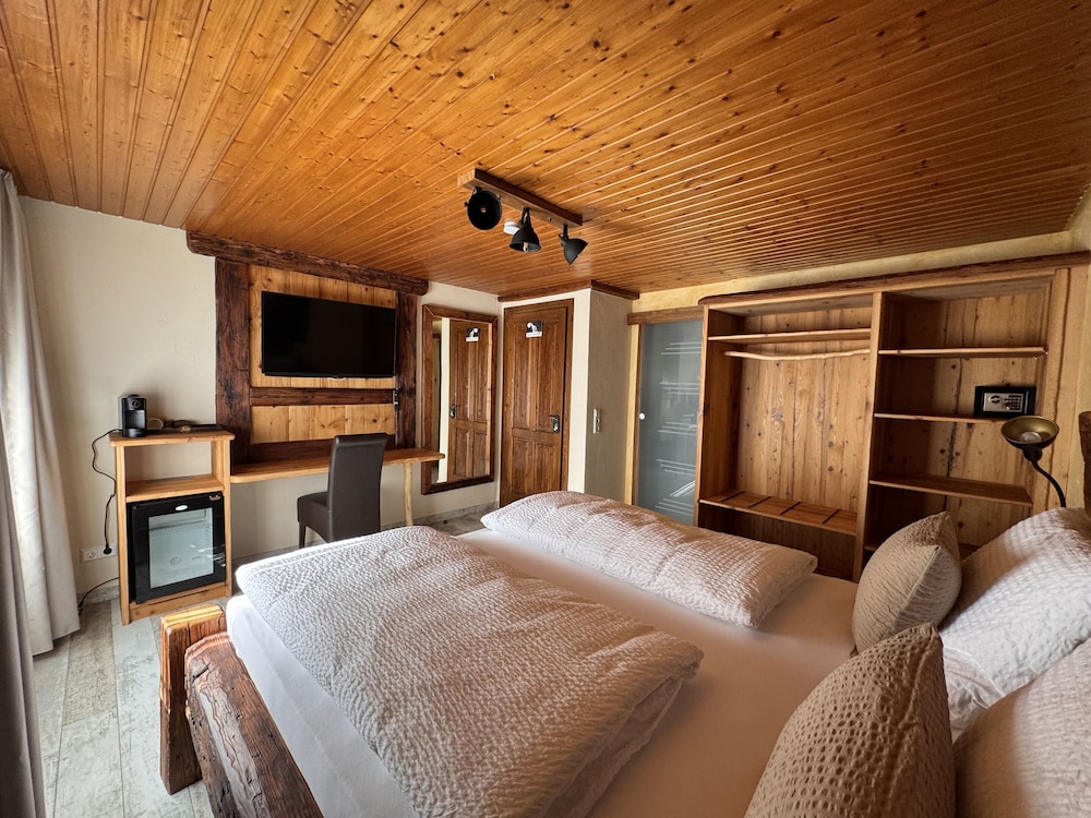 Comfort Double Room, Ensuite (Schwarzwald Flair) photo 3
