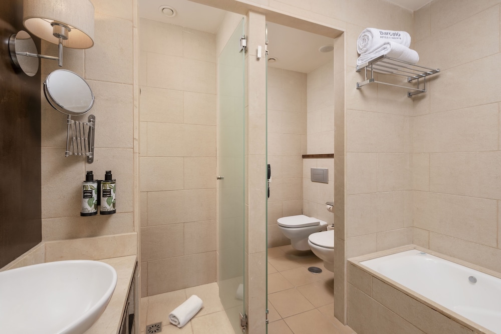 Double Room (2 adults + 1 child) thumbnail 6