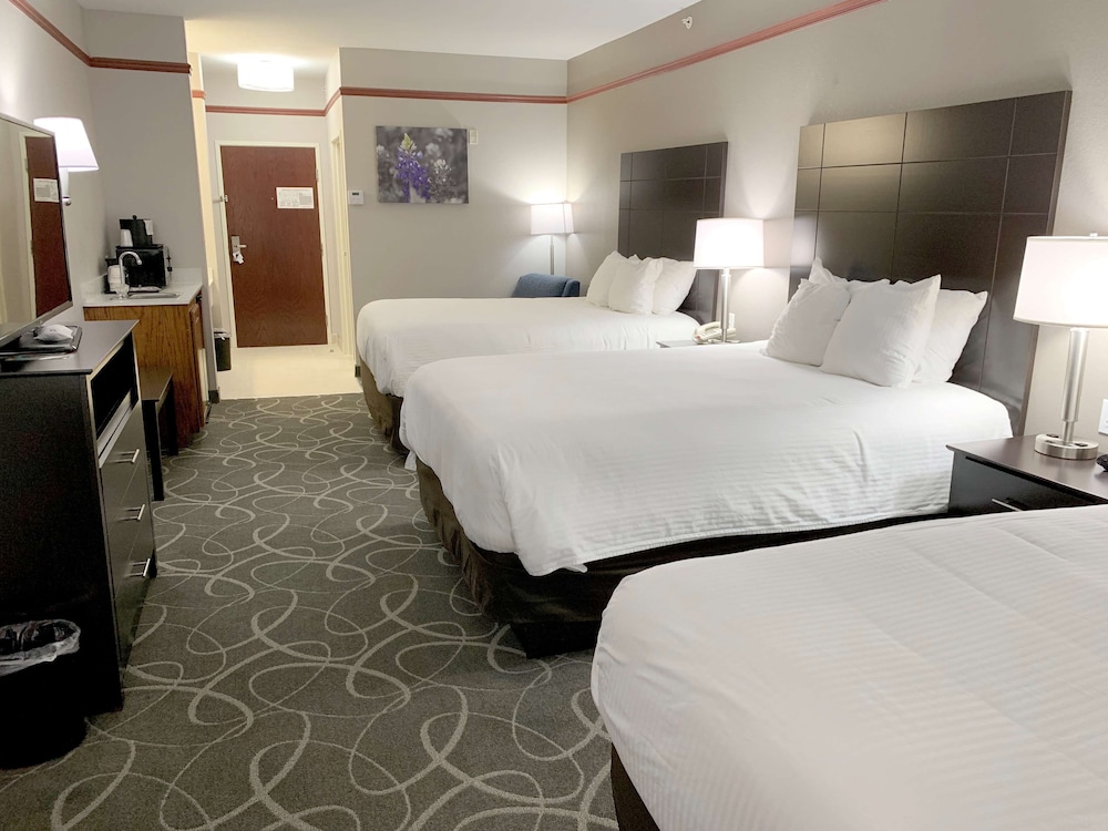 Standard Room, Multiple Beds, Non Smoking, Refrigerator & Microwave photo 1