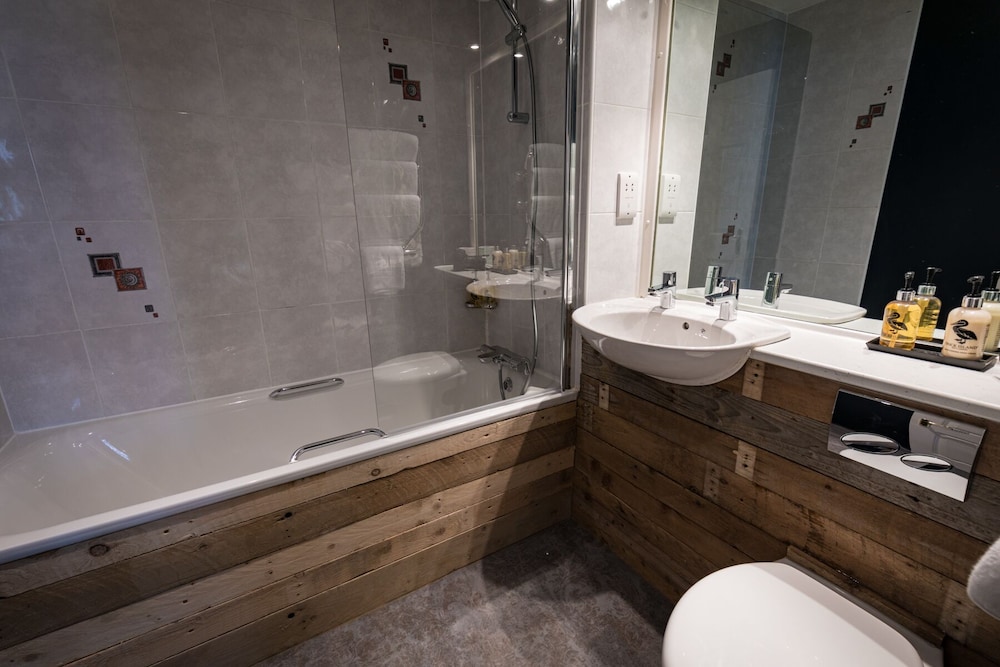Triple Room, Ensuite (Priced  2 People Sharing) photo 2