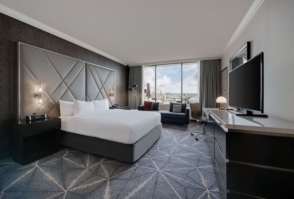 Premium Room, 1 King Bed, Accessible, Bathtub photo 3