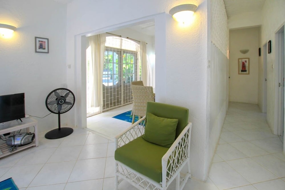 House, 2 Bedrooms photo 2