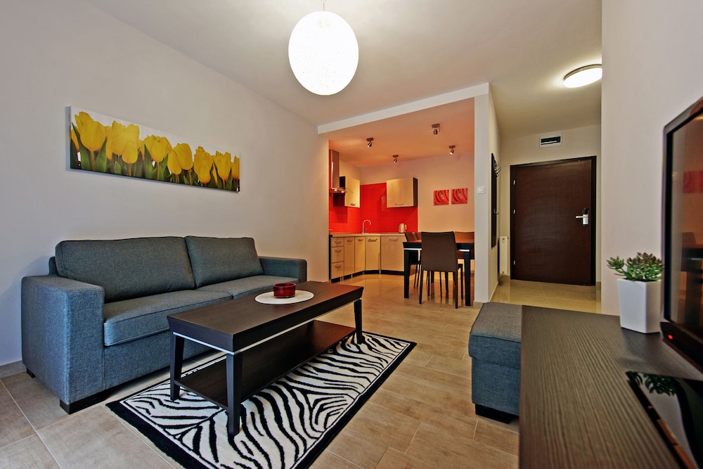 Apartment (UG 117)