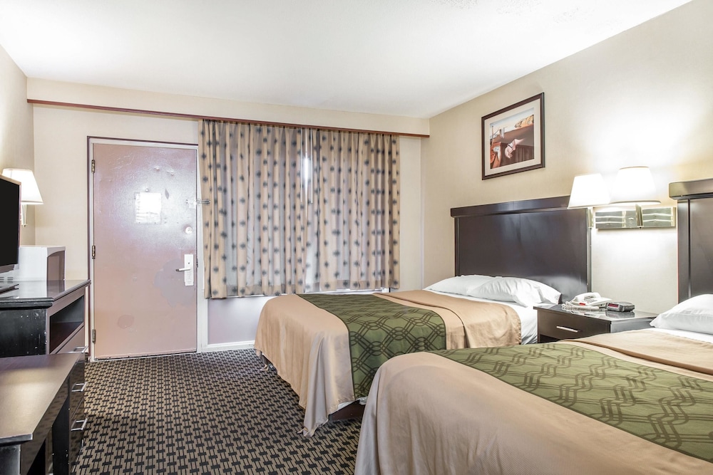 Standard Room, 2 Queen Beds - Photo 4