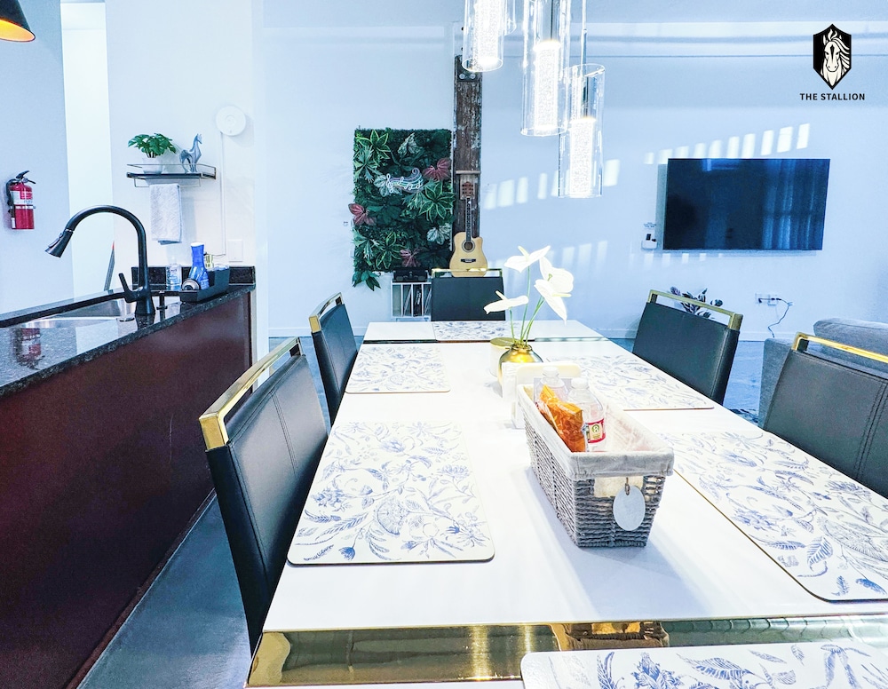 Luxury Loft, 2 Bedrooms, Patio, City View, photo 6