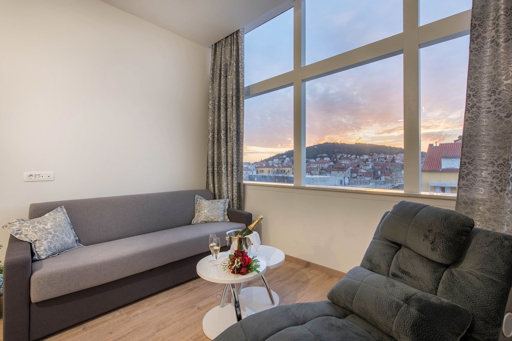 Deluxe Suite, City View photo 2