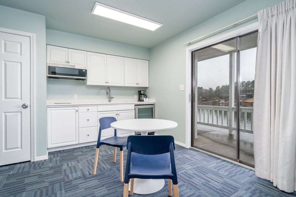 Deluxe Studio Suite, 1 King Bed, Lake View, Ground Floor photo 3