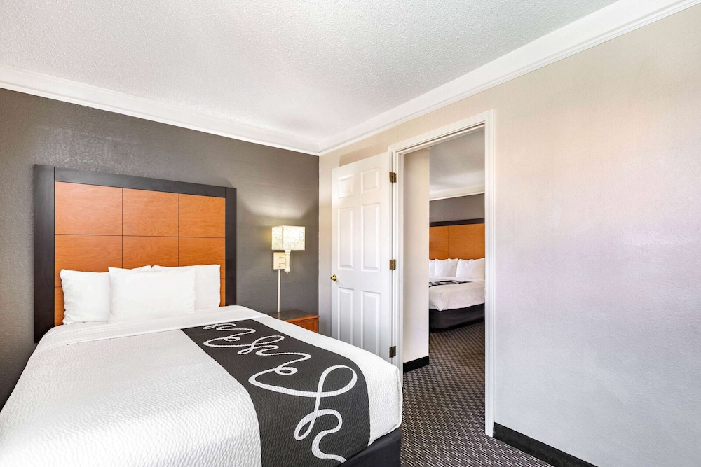 Room, 1 King Bed, Accessible, Non Smoking (Roll-In Shower) photo 2