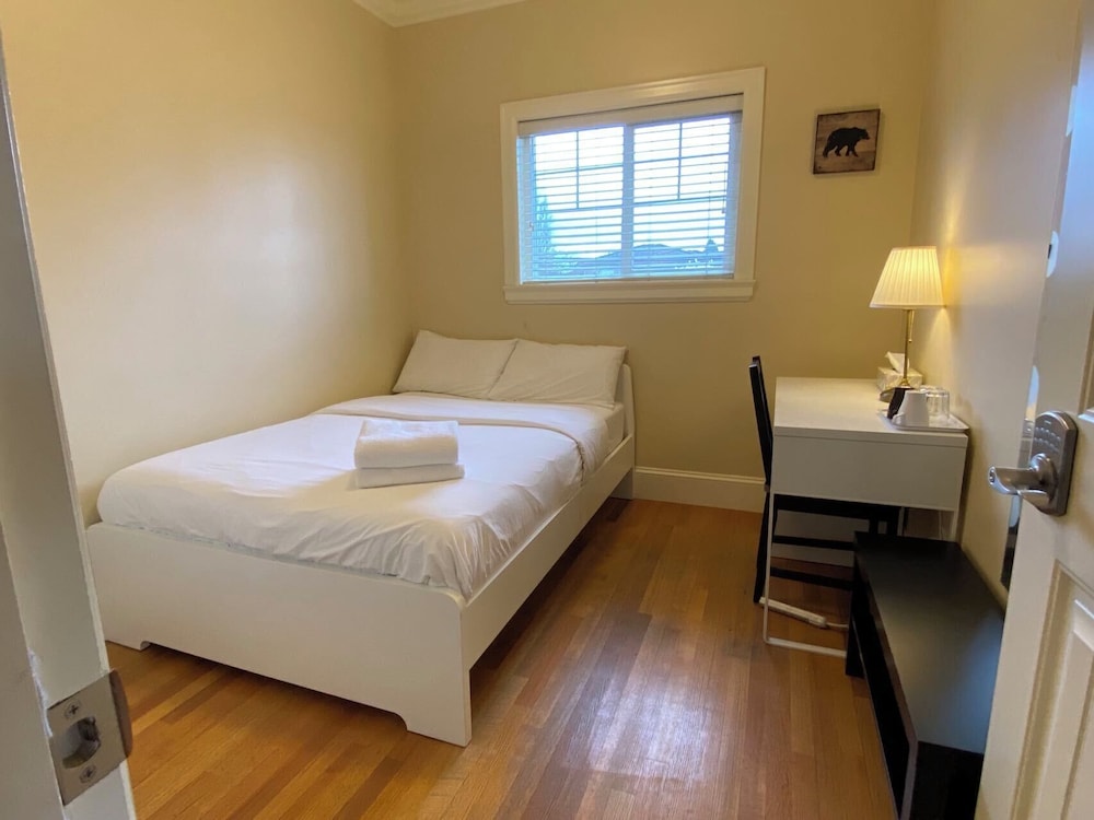 Classic Double Room, 1 Queen Bed, Shared Bathroom photo 1