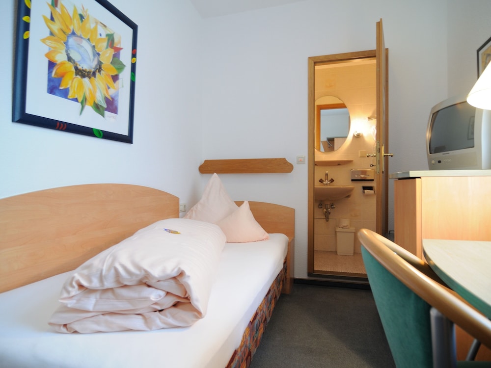 Basic Single Room, Ensuite photo 1