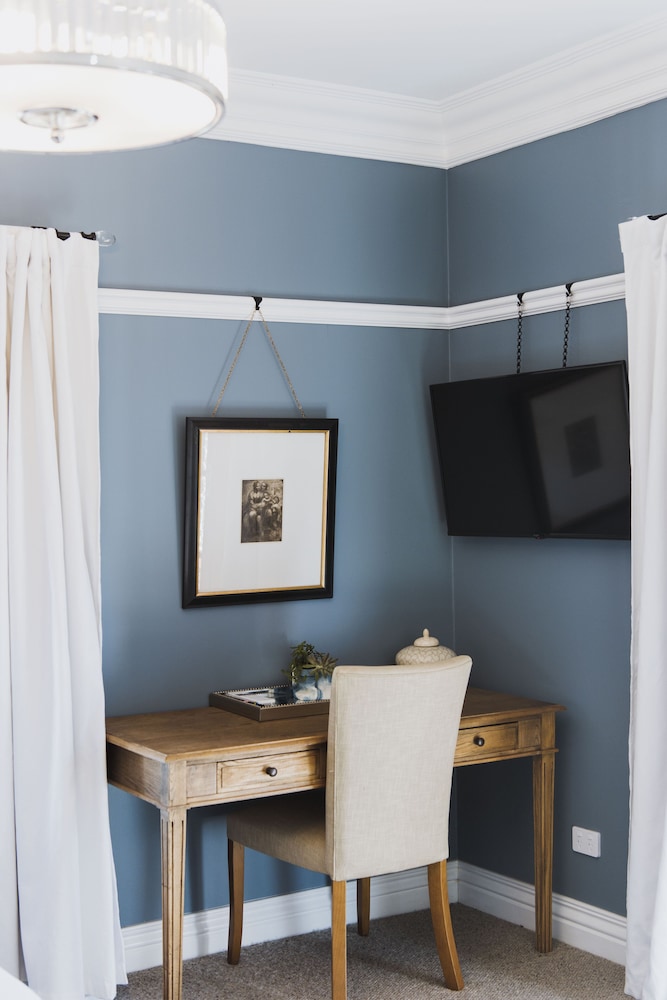 Luxury King Suite photo 2