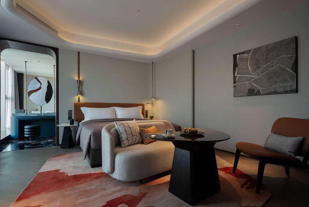 Suite, 1 King Bed, Smoking (270-Degree View)