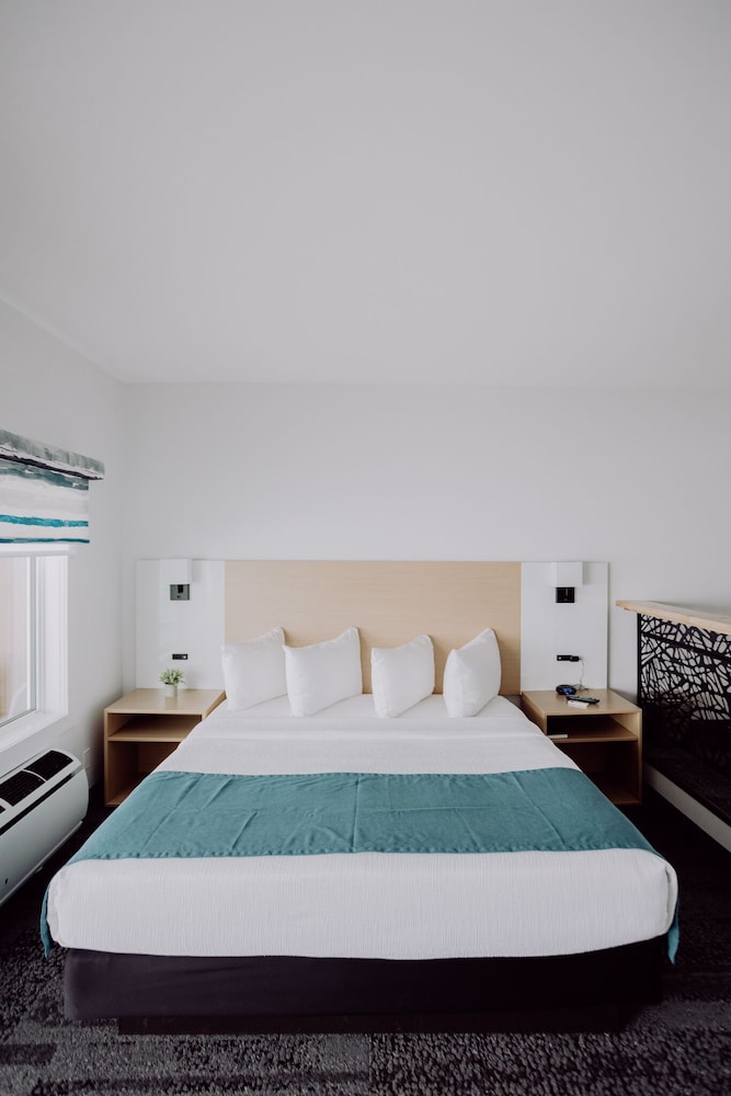 Premium Studio Suite, 1 King Bed, Kitchenette, Lake View