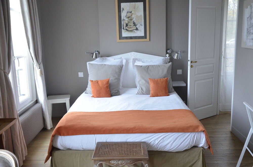Premium Double Room, Accessible, Private Bathroom (Chambre Taupe)