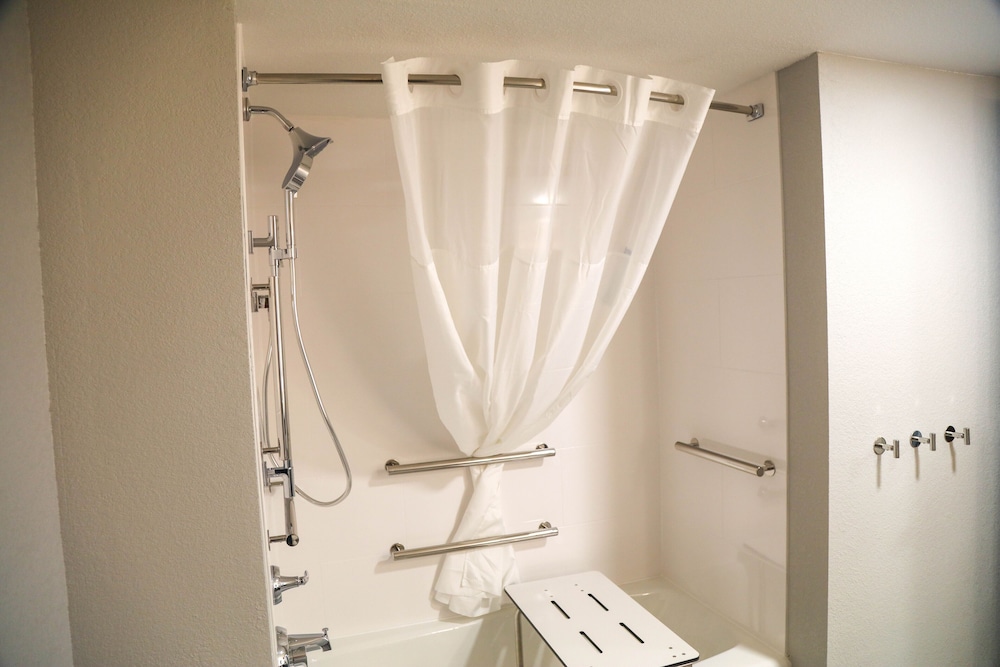 Room, 2 Queen Beds, Accessible (Roll in Shower) - Photo 4