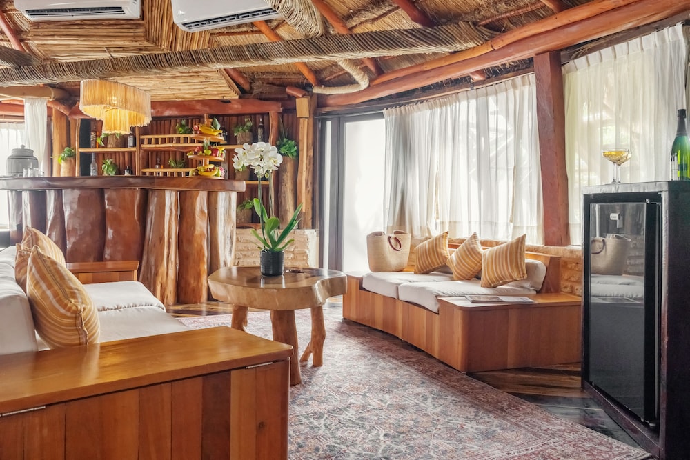 Signature Suite, 1 King Bed, Garden View - Photo 3
