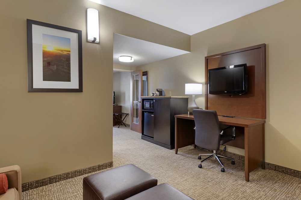 Suite, Multiple Beds, Non Smoking - Photo 5