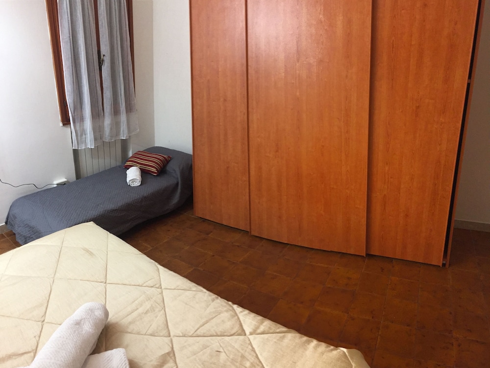 City Triple Room, Shared Bathroom, City View photo 2