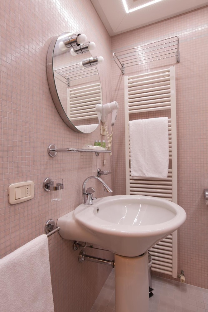 Double or Twin Room - Photo 7