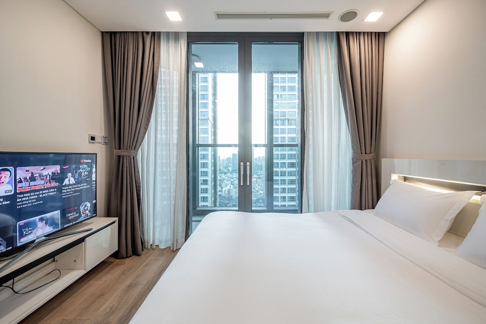 Deluxe Apartment, 1 King Bed, Balcony, City View