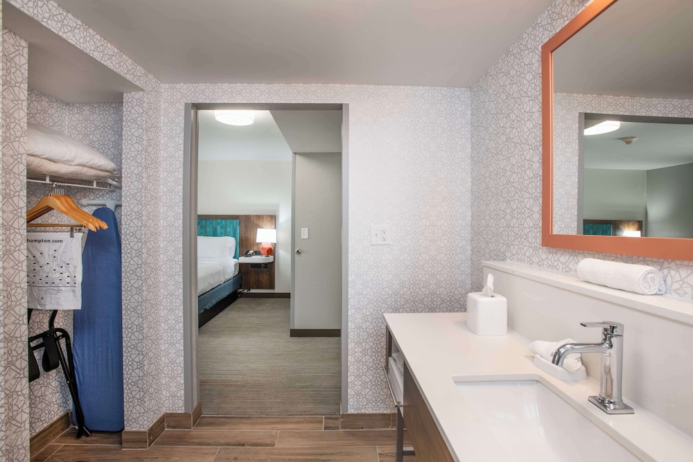 Suite, 1 King Bed, Kitchenette - Photo 7
