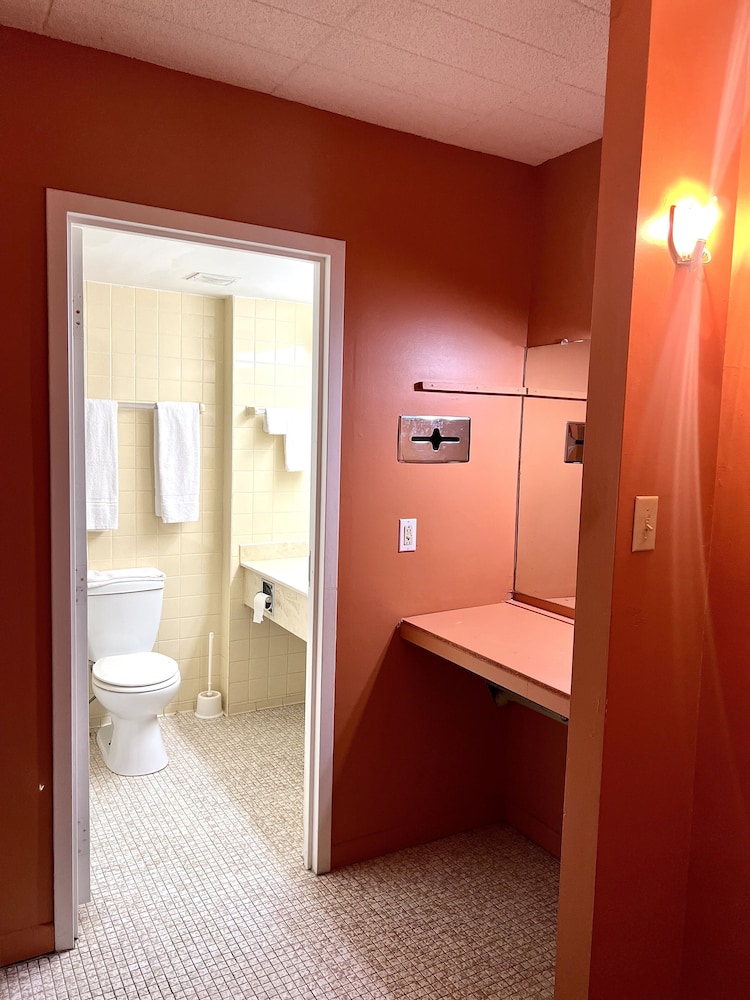 Classic Single Room, 2 Queen Beds photo 3