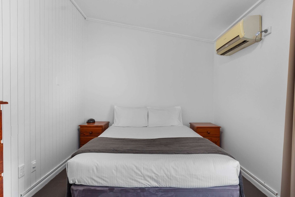 Standard Room, Non Smoking (1 Queen, 1 Full & 1 Twin Bed) - Photo 7