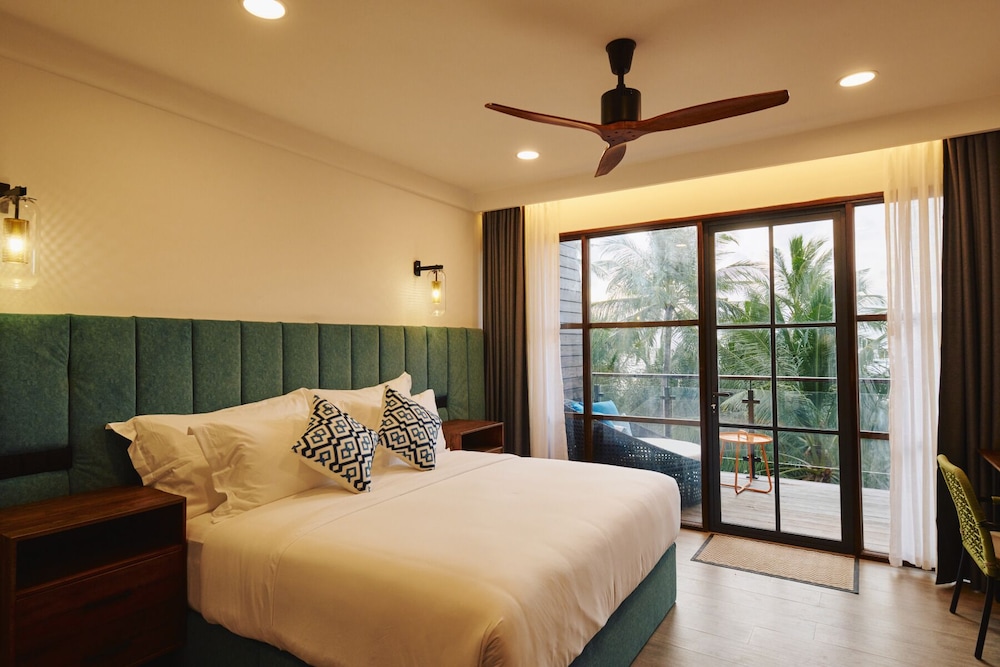 Deluxe Double Room, Balcony, Beach View photo 1