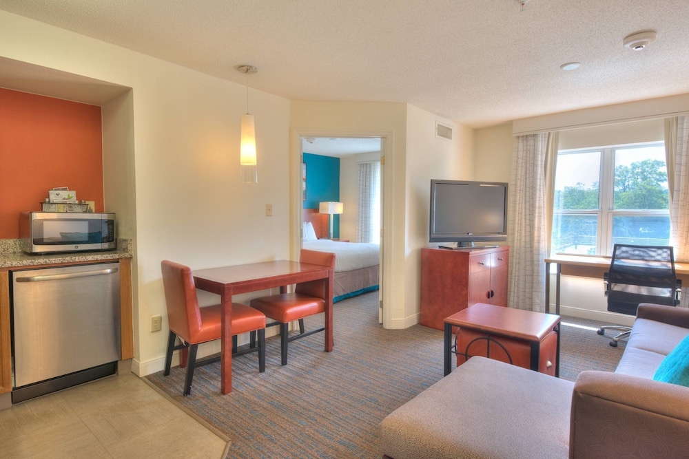 Suite, 1 Bedroom - Photo 1