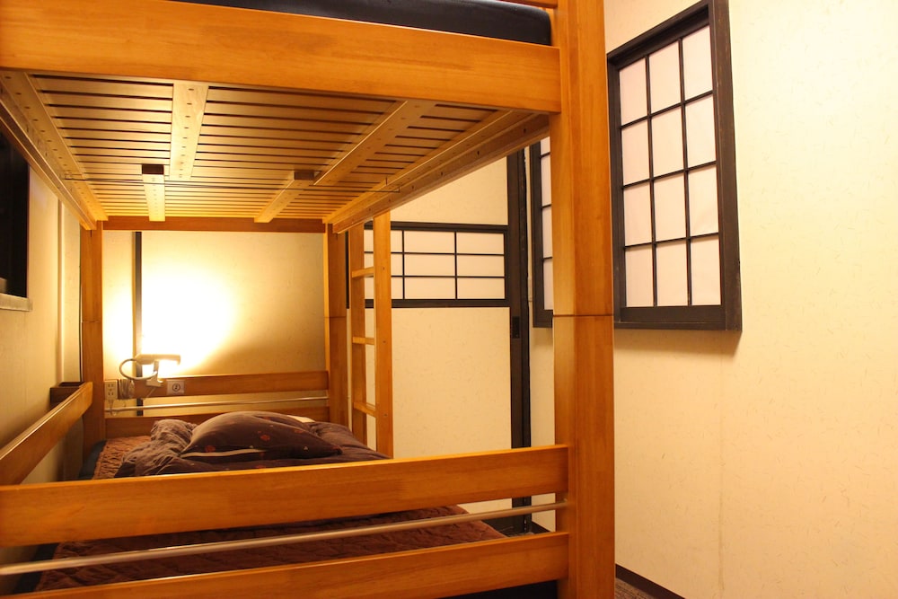 Basic 4 Beds Mixed Dorm Ensuite photo 3
