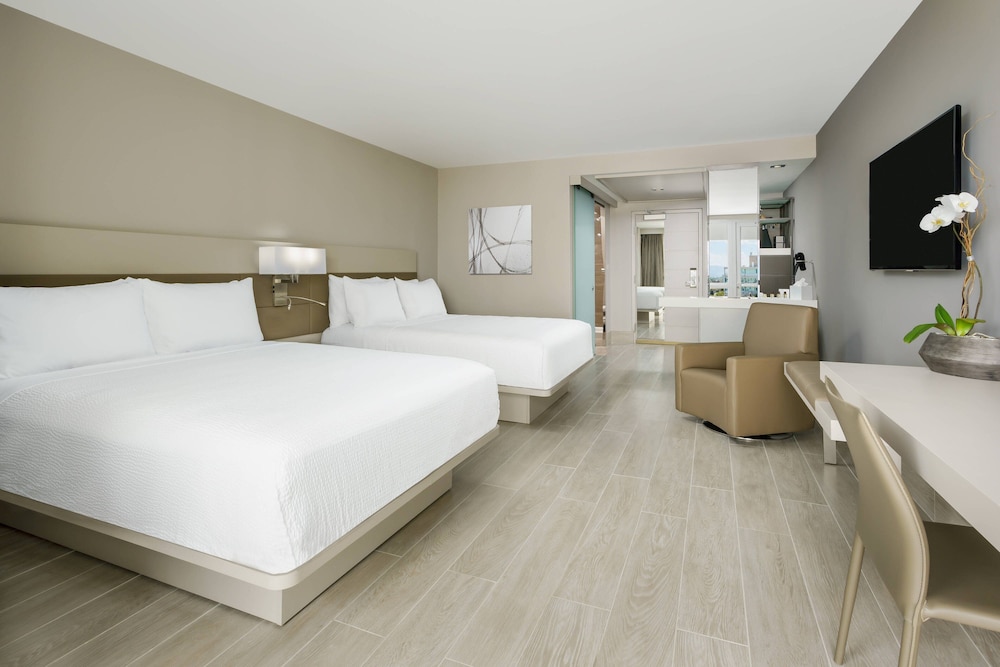 Room, 2 Queen Beds, Balcony (Hearing Accessible)