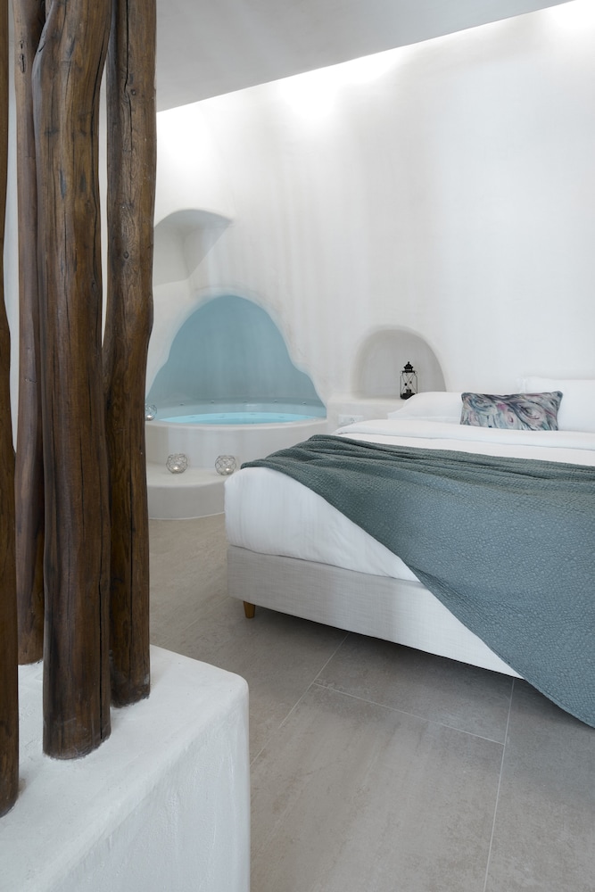 Deluxe Queen Suite with indoor Hot Tub - Photo 23