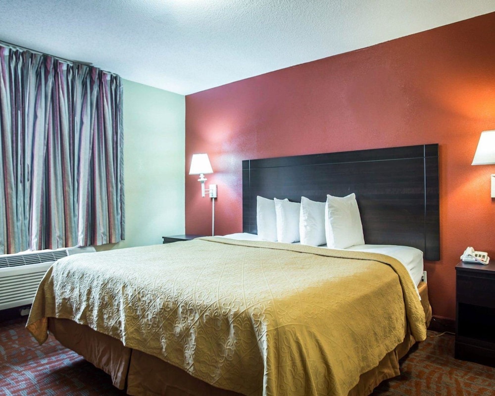 Standard Room, 1 King Bed, Non Smoking photo 2