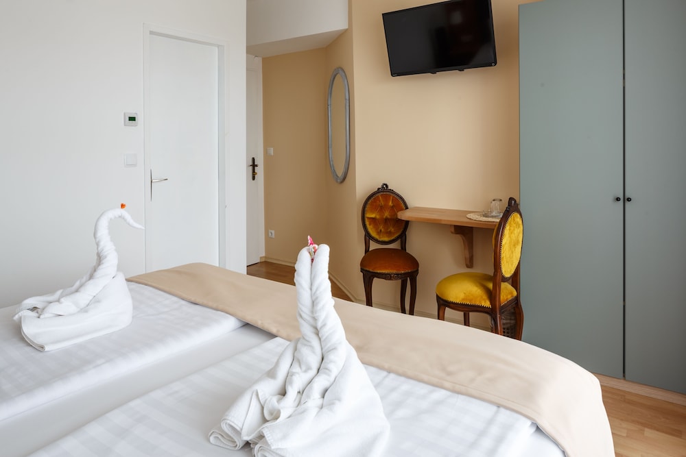 Basic Double Room, Non Smoking, Partial Lake View photo 2