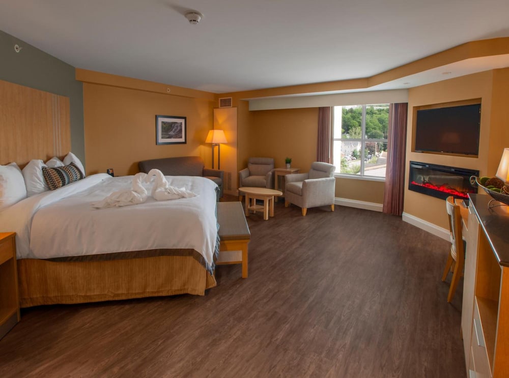 Room, 1 King Bed, Fireplace photo 2