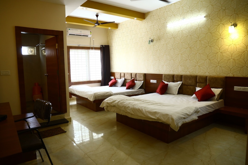 4 Bed Family Room photo 3