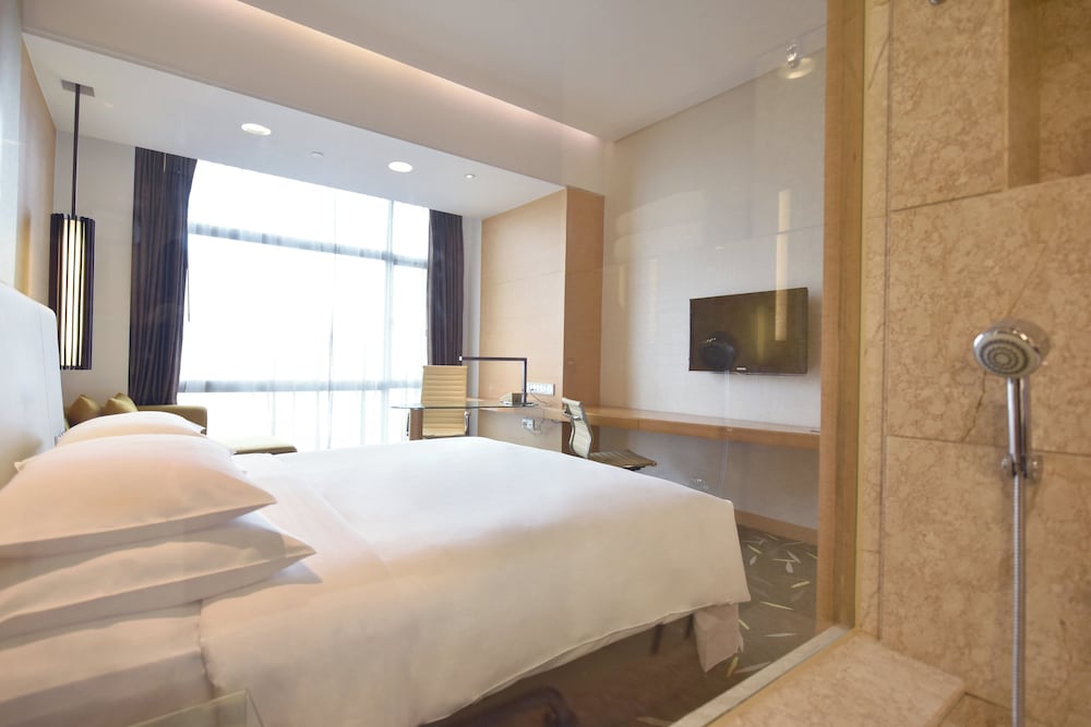 Standard Room, 1 King Bed, Club Lounge Access - Photo 4