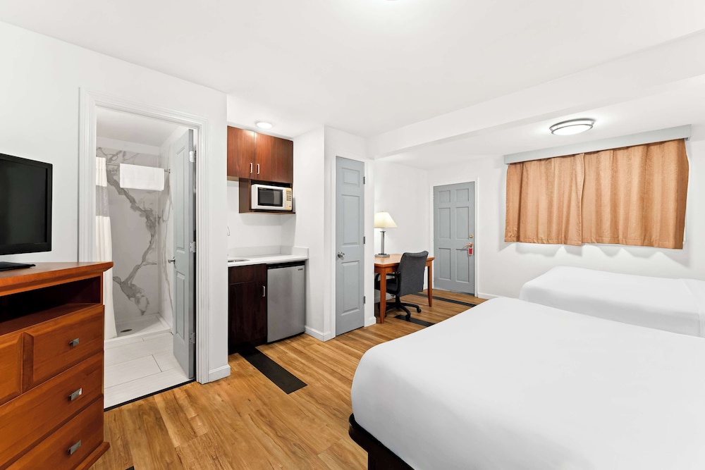 Room, Non Smoking (1 King Bed and 1 Queen Bed) - Photo 4