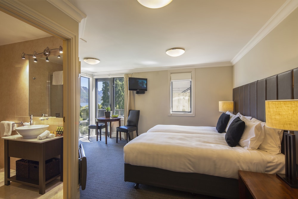 Hotel Room - Photo 9
