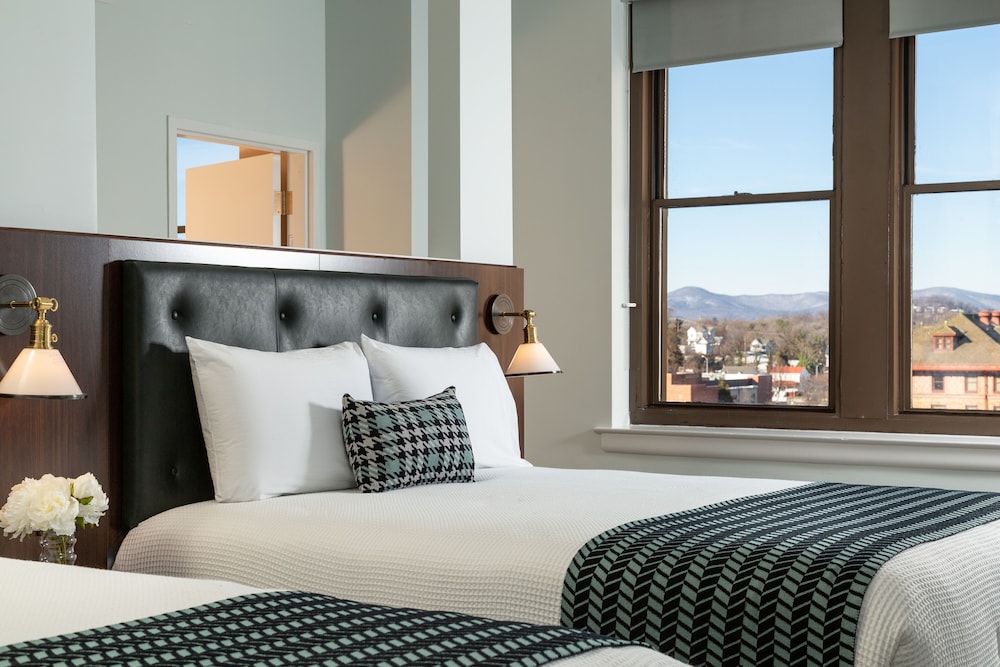 Classic Room, 2 Queen Beds, Corner