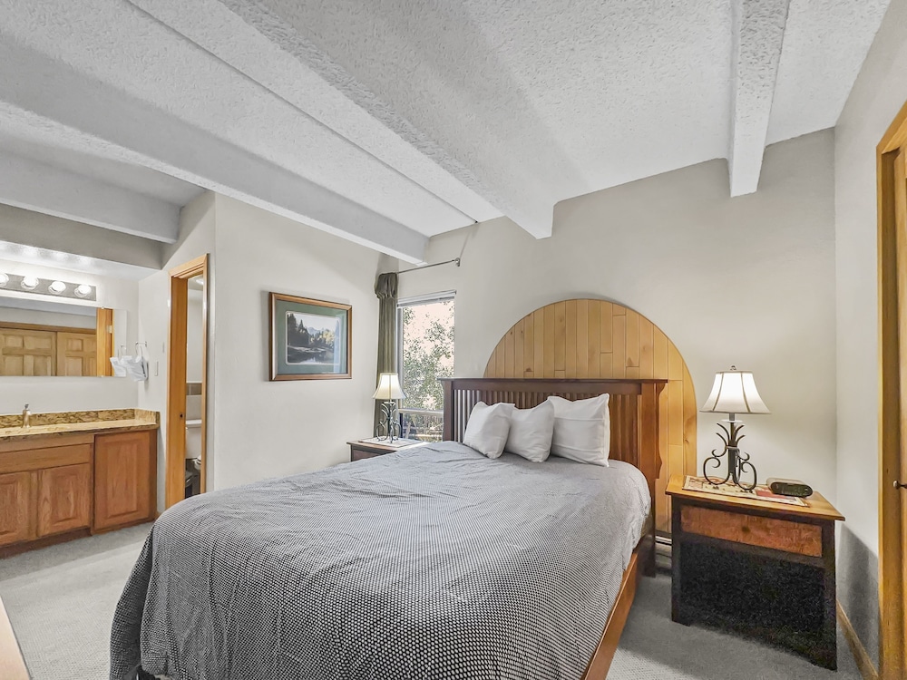 Condo, 2 Bedrooms