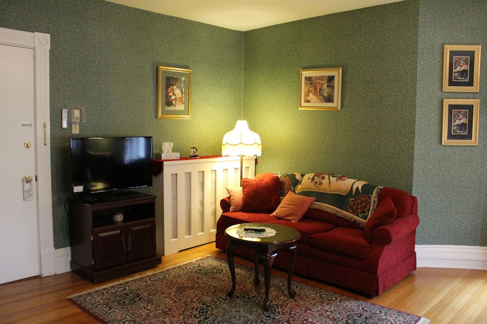 Deluxe Room, 1 Queen Bed photo 2