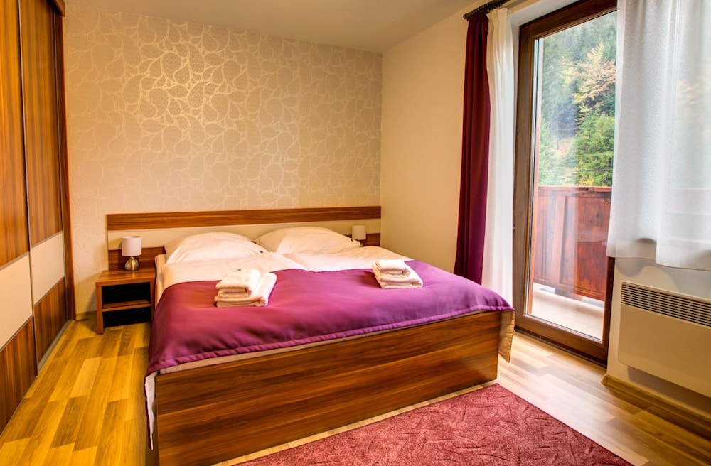 Deluxe Suite, 2 Bedrooms, Kitchen, Hill View
