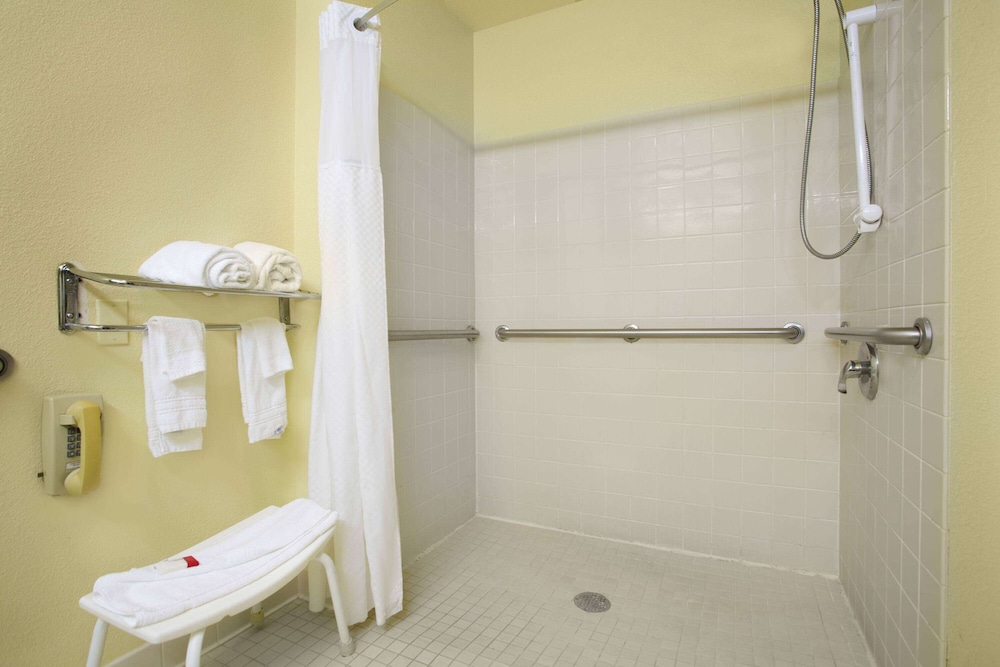 Room, 1 Queen Bed, Accessible, Non Smoking - Photo 2